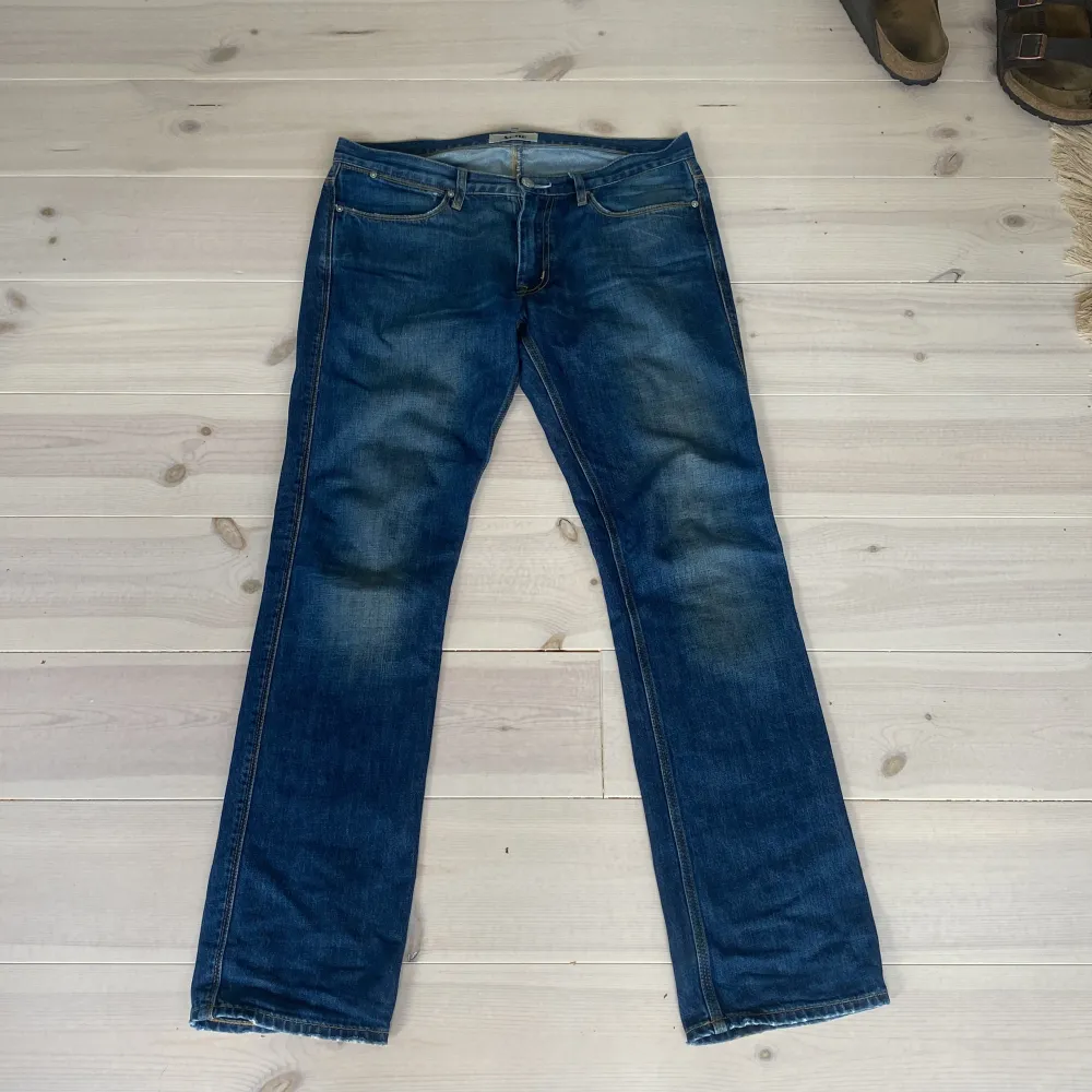 Blåa acne studios jeans i storlek 32/32. Jeansen är slim fit och sitter ungefär som grim tims. Nypris på några tusen.. Jeans & Byxor.