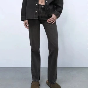 Mid Rise straight jeans Zara - Säljer ett par superfina mid rise jeans från ZARA. Dem är mörkgrå i tvätten. Storlek: 36. Nypris: 359kr. Säljer för: 175kr!