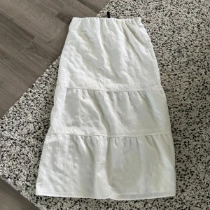 Vit volang kjol  - Vit volang kjol, storlek S, köpt på HM. Den går hela vägen ner på mig