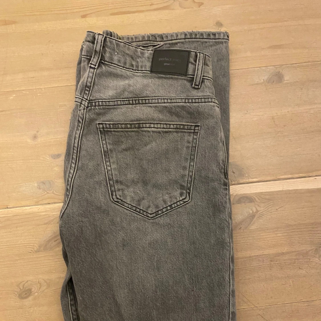 Gråa bootcut jeans  - 90
