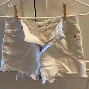 Vita jeansshorts🤍 - Vad är snyggare än ett par vita jeansshorts en sommardag? Går att styla till alla toppar och är fina i alla situationer. Dag på stranden - styla med bikini top. Fest - styla med snyggt linne. Skola - styla med t-shirt. Hemma - styla med hoodie.