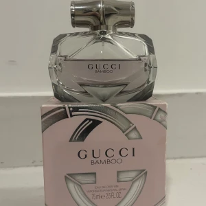 Gucci bamboo parfym - Gucci bamboo parfym i super god doft. Flaskan är i 75 ml och det är lite mer är hälften kvar så ca 55 ml! 🌸