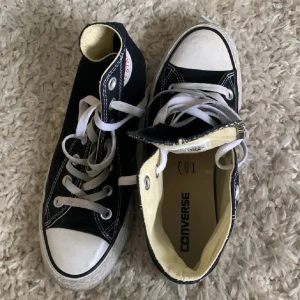 Converse All Star - Säljer vidare dessa Converse jag köpte här på vinted, då de tyvärr är för stora. De är använda ca 5 ggr av tidigare ägaren, men aldrig använda av mig💛