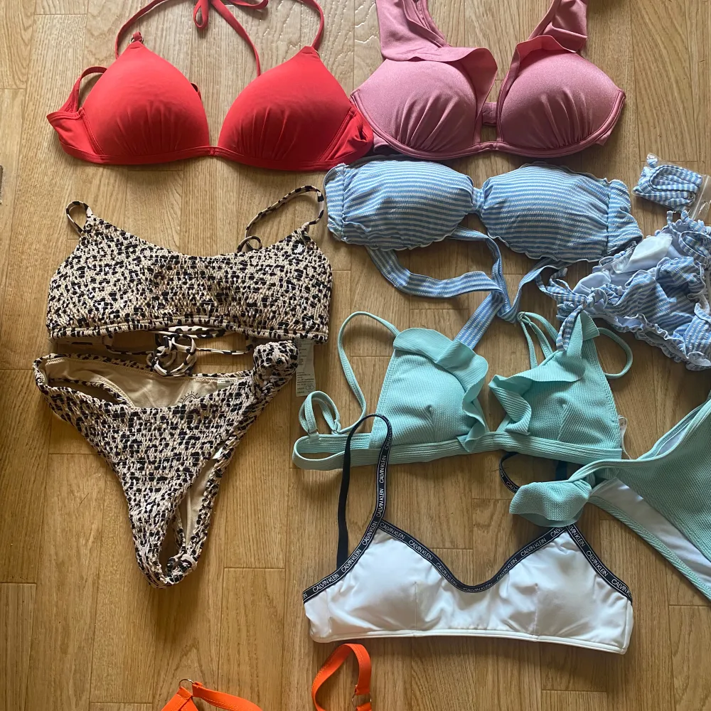 Säljer bikini från olika märken. De är knappt använda då jag har en annan storlek på kroppen. Märkena är hm, hollister och Calvin Klein. Säljer dem 25kr styck plus frakt eller alla för 150kr plus frakt . Övrigt.