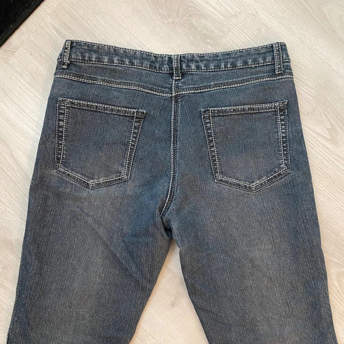 Gråa bootcut med vita detaljer.  - 90