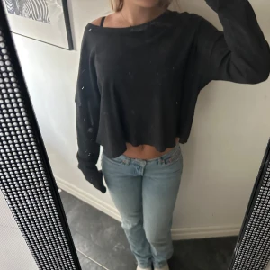 Grå/svart tröja - Säljer min tröja då jag inte tycker den passar på mig längre! 😊