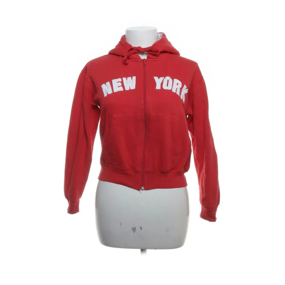 jätte fin röd hildur me new york tryck på. Hoodies.