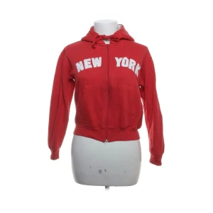 super cool hoddie - jätte fin röd hildur me new york tryck på