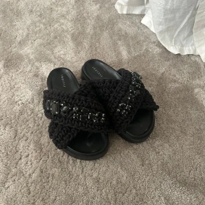 Inuikii tofflor  - Helt nya Inuikii tofflor som är använda endast en gång. Dom är true to size o passar mig jättebra som har 38 i vanliga fall💕 säljer eftersom att dom inte är riktigt min stil😊