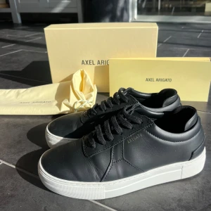 Arigato skor - Budgivning på tradera-Moasellout 720kr. Så snygga skor från Axel Arigato. Endast använda fåtal gånger så skicket är toppen. Ett litet skrapsår längst fram på ena skon men inget som syns. Storlek 38 men lite större i storleken så borde passa 39 också.