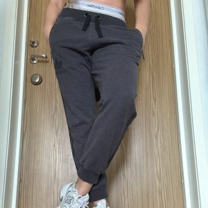 Adidas original mjukisbyxor - Mjukisbyxor från Adidas som säljes p.g.a. blev aningen för korta när jag tvättade dom. (Jag har oproportioneligt långa ben och brukar behöva köpa "long legs". Är 170 cm.)