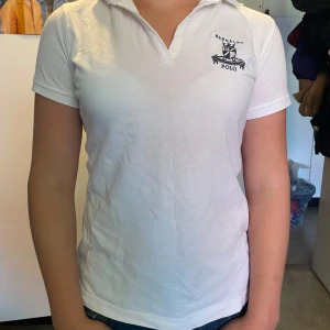 Polo tröja - jättefin polo tröja från golfmärket berkeley polo. Köpt för 200kr på stadium outlet men aldrig andvänd så nyskick