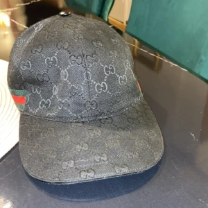 Gucci keps - Säljer min Gucci keps då jag slutat använda den, den är i använt skick har inte använt den sedan 6 månader tillbaka