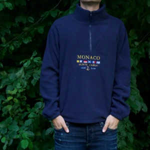 Mörkblå Monaco Fleece - Modellen är 180cm