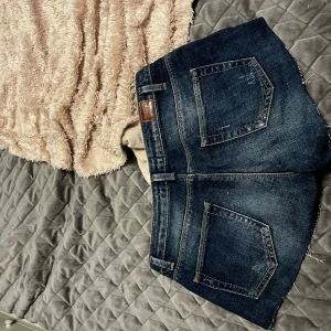 Klippta jeansshorts  - Klippta jeansshorts. Nästan oanvända. Väldigt bra skick❤️