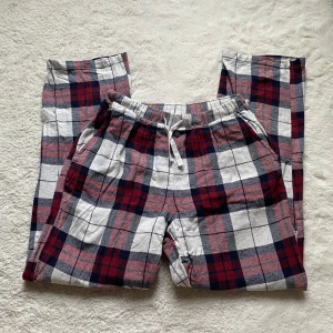 Pyjamasbyxor  - Säljer dessa rutiga pyjamasbyxor från Lindex! Kontakta mig för fler bilder eller vid intresse! Pris kan diskuteras❣️