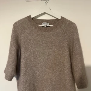 &amp;other stories tröja - Sjukt fin och populär alpaca tröja från &amp;other stories, just denna färgen är slutsåld och nypriset var 800kr  Den är använd men har inget slitage.