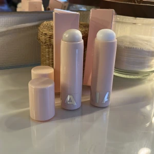 Caia stick - Säljer mina Caia stick i dewy och blurring då de inte kommit till någon användning. 90kr st eller båda för 165kr, nypris 195kr st. Bara testad och i nytt skick, pris kan diskuteras!❤️❤️