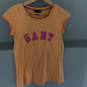 Gant T-shirt  - Säljer denna coola Gant t-shirt !!💓 Färgen är mycket mer neon orange i verkligenheten, skriv för fler bilder m.m Tryck ej köp nu innan ni kontaktat mig 💓
