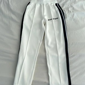 Palm angels bycor - Säljer nu mina palm angels byxor i storlek s och passar dig som är mellan 170-180. Dom är helt nya och oanvända och säljer dom just för att jag inte använder dom. Vid fler frågor så skriv gärna