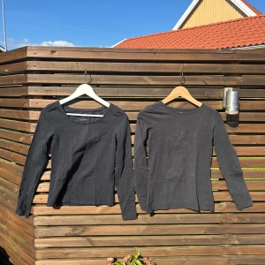 Svart långärmad tröja  - Säljer två svarta långärmade tröjor då de inte kommer till användning 100kr för båda