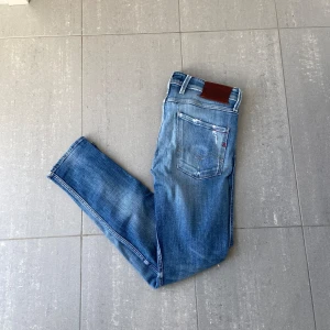 Replay anbass - Säljer nu dessa sjukt feta replay anbass med feta slitningar som är populär design, skriv för fler bilder/frågor🙌🏼