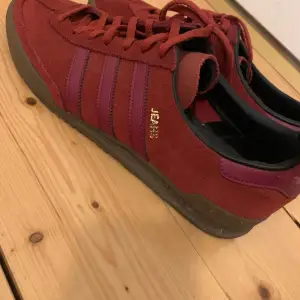 Säljer dessa adidas sneakers strl 44 och två tredjedelar, använda i gott skick, orginal box finns ej. Pris 600kr nypriset var 1200. :) Säljer åt min bror