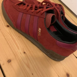 Adidas skor - Säljer dessa adidas sneakers strl 44 och två tredjedelar, använda i gott skick, orginal box finns ej. Pris 300kr nypriset var 1200. :) Säljer åt min bror