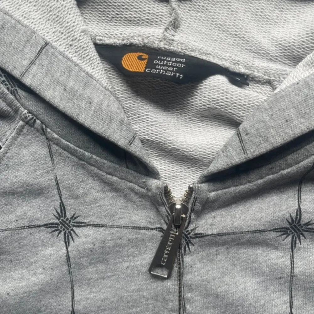 asfet grå zip från carhartt storlek m. Hoodies.