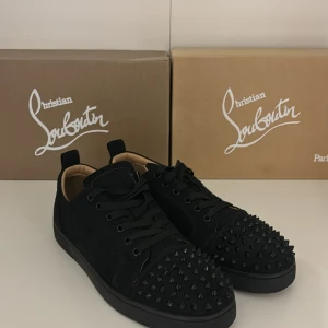 Christian Louboutin - Säljer ett par tvärfeta Loubs i storlek 43/44. Skorna är använda ett fåtal gånger med inga stora skador. Kvitto, dustbag, papper, kort, box och extra spikar ingår även. 
