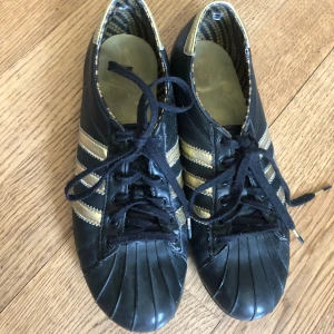 Vintage adidas skor - Vintage adidas skor. Ballerina superstar liknande, i storlek 38. 