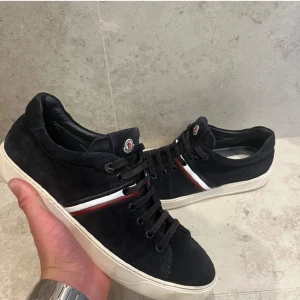 Moncler skor - Säljer ett par fräscha moncler mocha skor i strl 44. Endast skor ingår, hör av er för fler bilder eller frågor, priset kan diskuteras och kom med bytesförslag👍