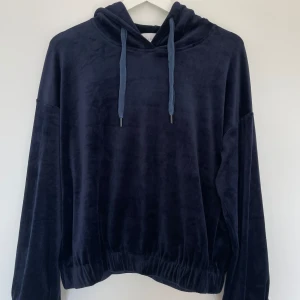 Hoodie i sammet - Marinblå hoodie i sammet i fint skick