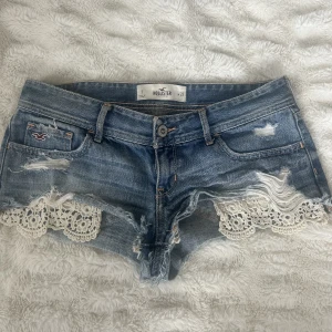 Jeans shorts - Så så fina jeansshorts från Hollister med unika spetsfickor, som säljs då de tyvärr är för stora för mig! 