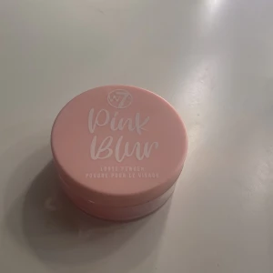 Ett puder🤍 - Ett rosa puder från w7 den är testad en gång💕