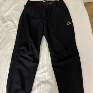 Haglöfs byxor  - Super fina haglöfs byxor, knappt använda dom är i princip som nya, storlek L och passar även någon som har M eller XL, kvitto finns och vid intresse kan jag skicka fler bilder 