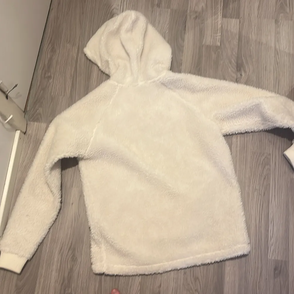 Peak tjocktröja i nyskick använd fåtal gånger. Storlek 170 men skulle även passa en XS. Ny pris 1200kr. Hoodies.