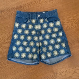 Jeansshorts med solar - Jättefina jeansshorts med solar på från monki💕