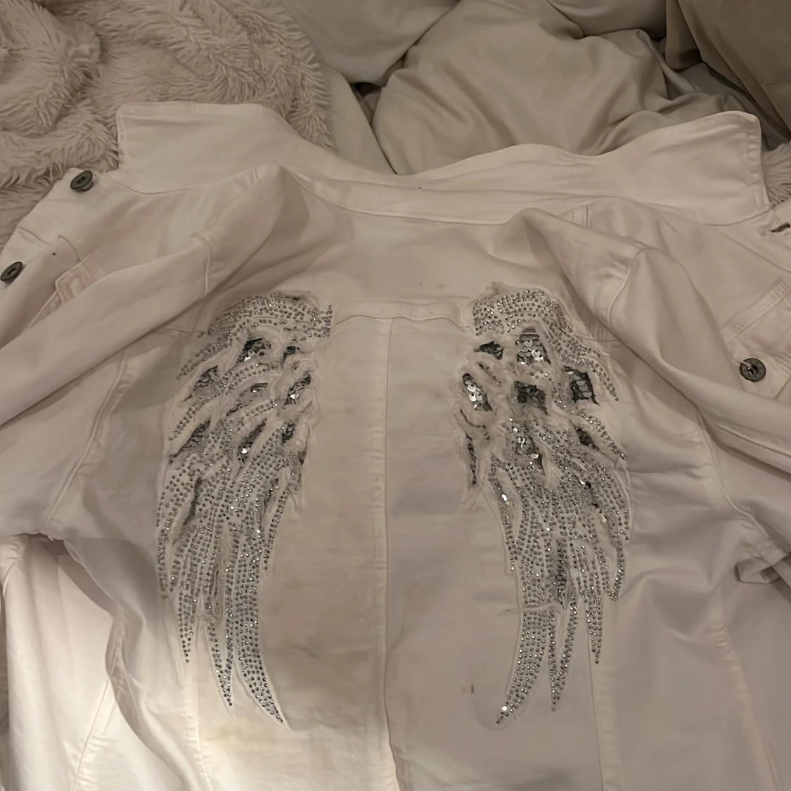 Vit jeansjacka med snyggt mönster på ryggen - 91