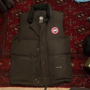 Äkta canada goose väst - Äkta canada goose väst kvitto finns Gott skick, inga märken eller skador Storlek S/passar även till M