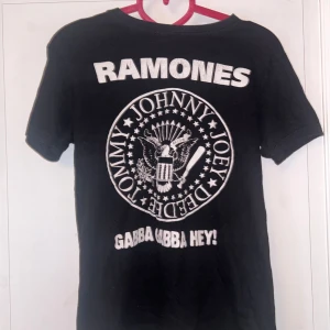 svart ramones tshirt tryck  - ramones tshirt i storlek S! passar mig som en babytee och jag bär storlek M. fint skick, trycket är lite sprucket. skriv för frågor
