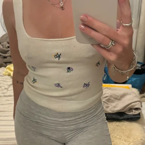 Stickad topp - Jättefin stickad topp från Bikbok. Storlek xs, aldrig använd 🌸