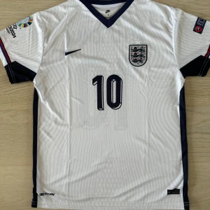 ENGLAND BELLINGHAM EM TRÖJA 24/25 - En England Bellingham tröja från årets upplaga av Em2024. Tröjan är i helt ny skick och finns både i storlek M och S. Kan frakta eller mötas i Stockholm! 