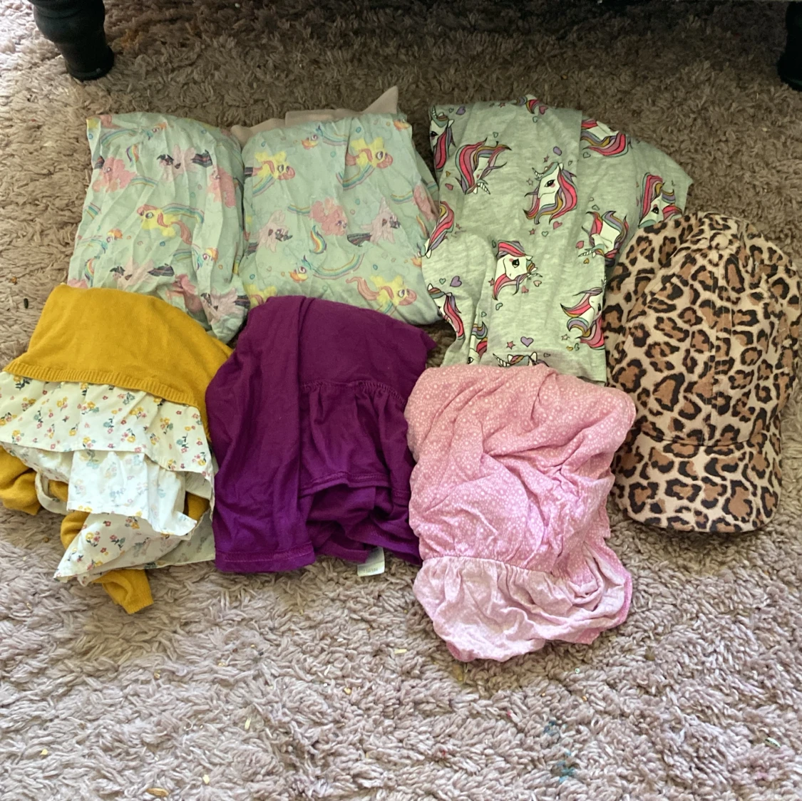 Sommriga barn  kläder till salu 