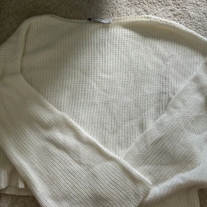 Stickad tröja - Vit stickad tröja från NA-KD