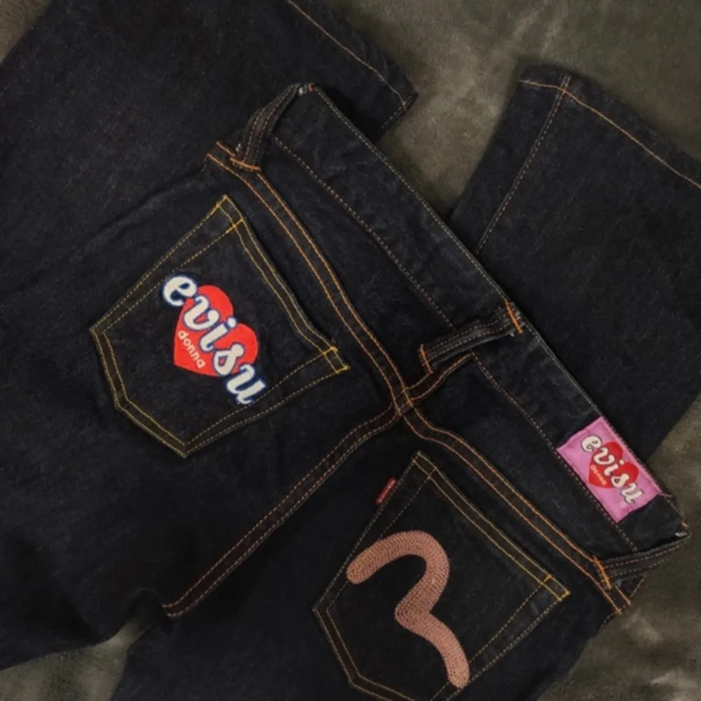 Sjukt snygga Evisu Jeans som är lowrise bootcut! Storlek 26 i midjan men upplevs som lite större. DM vid frågor eller fler bilder! Säljer åt min flickvän! . Jeans & Byxor.