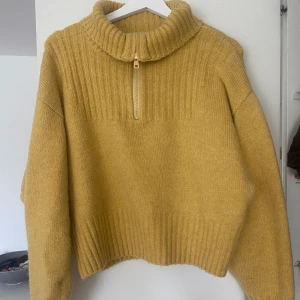 Tjocktröka - Tjocktröja från Monki i storlek S. Knappt använd.