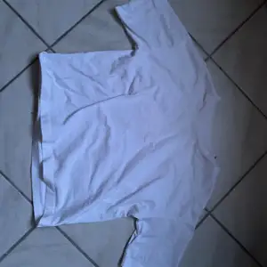 Söt vit trekvarts armad tröja från hm🥰kommer inte till användning längre❤️
