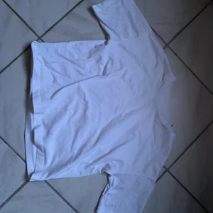 Vit t-shirt 3 kavartsarmar - Söt vit trekvarts armad tröja från hm🥰kommer inte till användning längre❤️