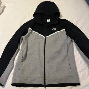 Säljer denna tech fleece hoodien, använd Max 20 gånger har kvitto på sista bilden. Pris kan diskuteras vid snabb affär + för fler bilder skriv bara 😁